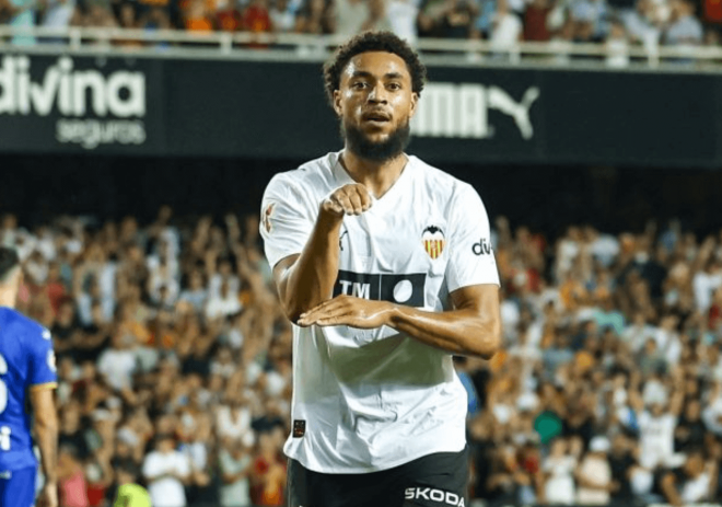 La Cobra Arnaut Danjuma pica en Mestalla (Foto: LALIGA)