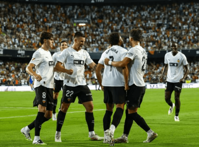 La Cobra Arnaut Danjuma pica en Mestalla (Foto: LALIGA)