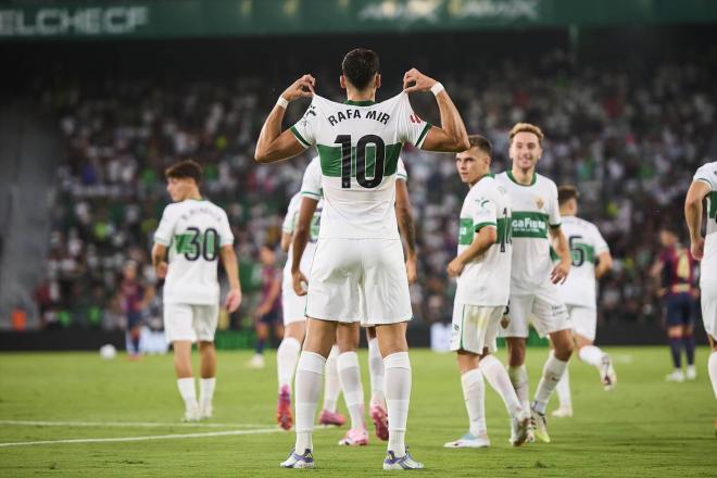 Rafa Mir celebra su gol en el Elche-Levante (Foto: Europa Press).