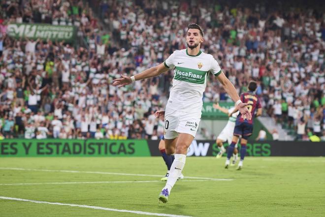 Rafa Mir celebra su gol en el Elche-Levante (Foto: Europa Press).