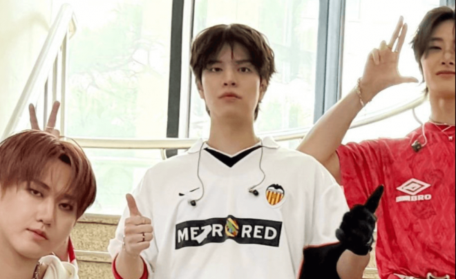 Seungmin del grupo Stray Kids con la camiseta de Pablo Aimar