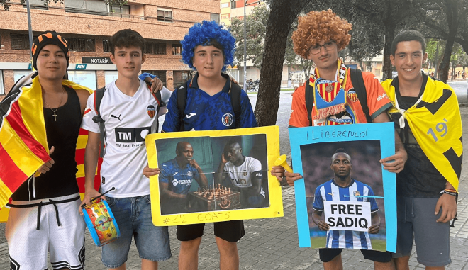 Aficionados del Valencia CF piden en Mestalla libertad para Umar Sadiq