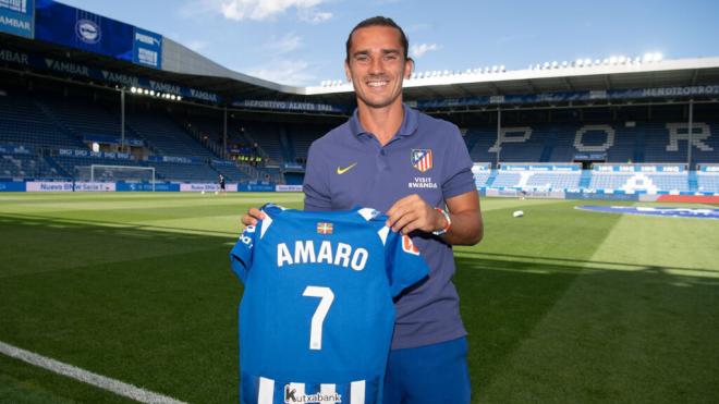 Antoine Griezmann con la camiseta de Amaro del Alavés (Fuente: @Alaves)