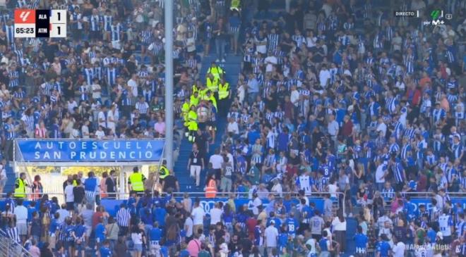 Aficionado del Deportivo Alavés es evacuado (Movistar +)