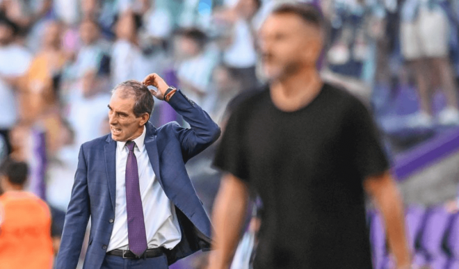 Guillermo Almada dirigiendo en el partido ante el Córdoba CF