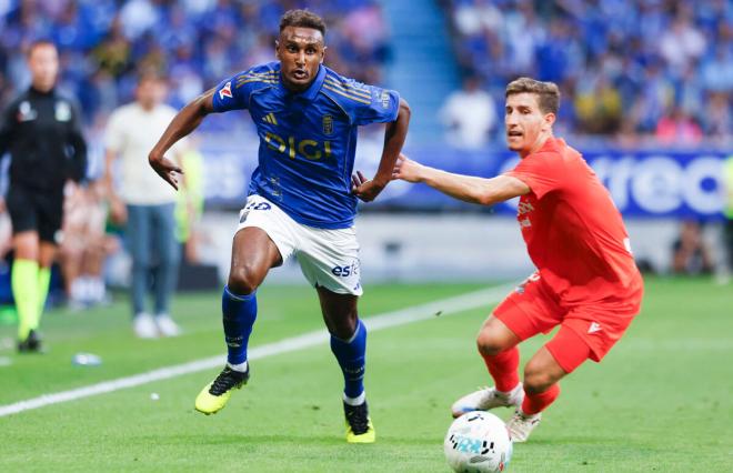 Haissem Hassan se marcha de Aihen Muñoz en el Oviedo-Real Sociedad (Foto: EFE).