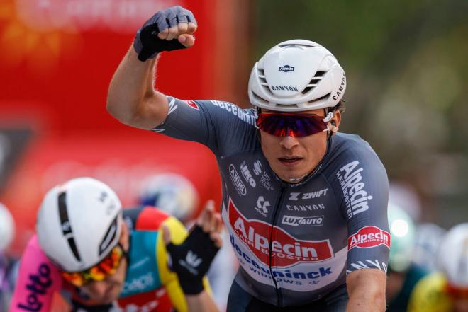 Jasper Philipsen vence en Zaragoza en La Vuelta 2005 (Foto: EFE).