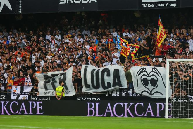 La Curva homenajea a Luca