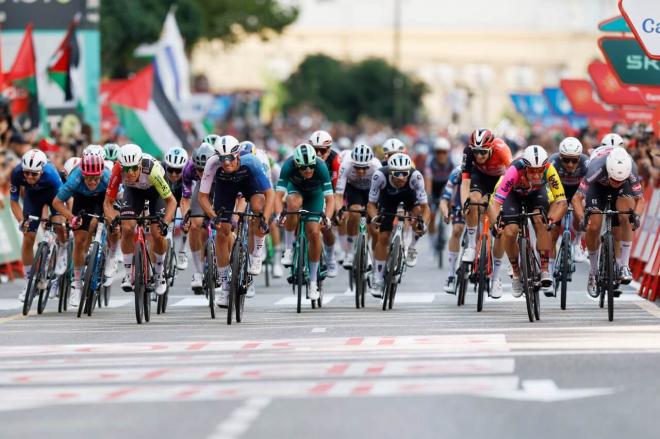 Llegada en Zaragoza con victoria de Jasper Philipsen (Foto: La Vuelta).