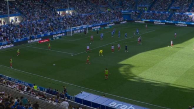 Los 22 jugadores calentando en el mismo campo en Mendizorrotza (Movistar +)