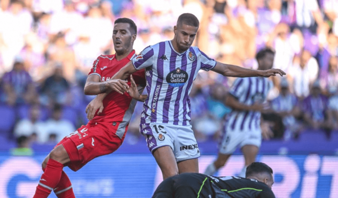Pablo Tomeo blocando con el cuerpo a Sergi Guardiola en el duelo ante el Córdoba CF
