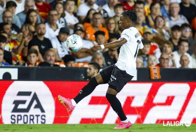 Largie Ramazani debuta en Mestalla con una asistencia a Hugo Duro (Foto: LALIGA)
