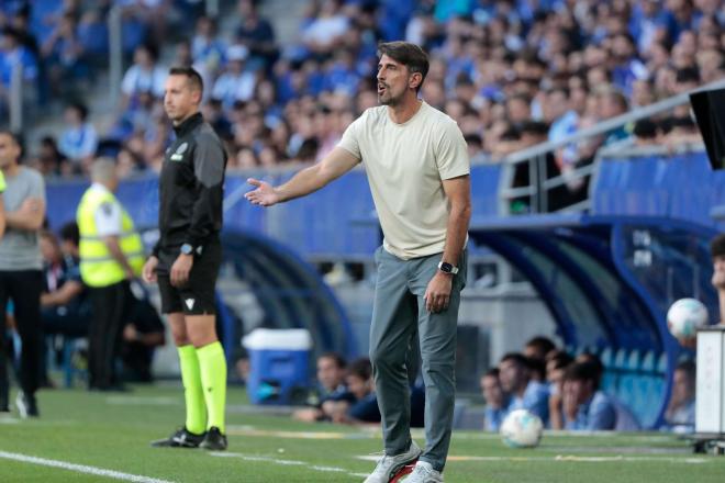 Veljko Paunovic da instrucciones en el Oviedo-Real Sociedad (Foto: Cordon Press).