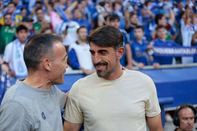 Veljko Paunovic saluda a Sergio Francisco en el Oviedo-Real Sociedad (Foto: Cordon Press).
