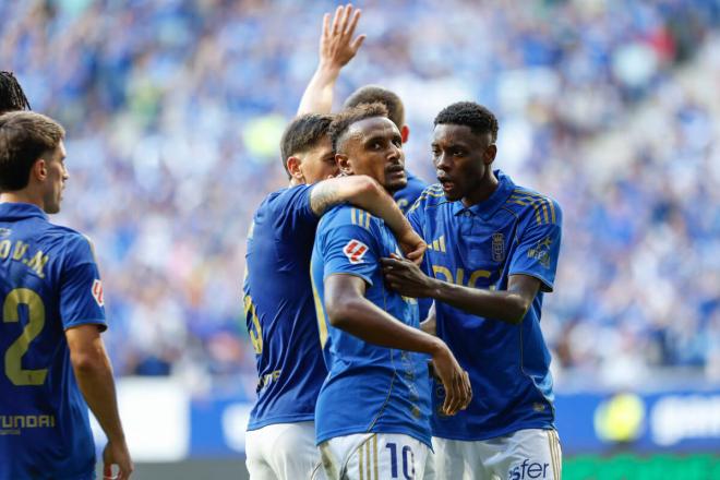 Hassan, abrazado por sus compañeros en el Oviedo-Real Sociedad (Foto: EFE).