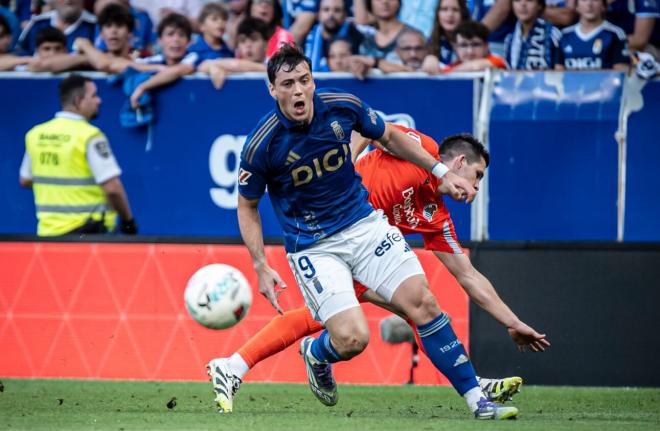 Fede Viñas se duele tras un choque en el Oviedo-Real Sociedad (Foto: LALIGA).