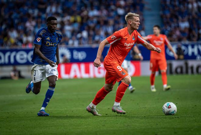 Orri Óskarsson controla un balón en el Oviedo-Real Sociedad (Foto: LALIGA).