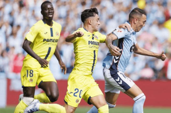 Iago Aspas ante Alberto Moleiro (Foto: LaLiga).
