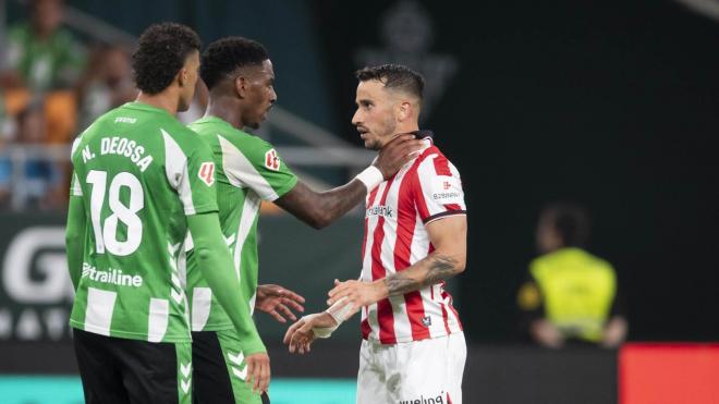 Lío fuerte entre Junior Firpo del Real Betis y Alex Berenguer en La Cartuja (Foto: Athletic Club).