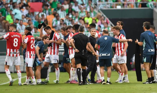 Pausa por el calor ante el Betis en La Cartuja (Foto: Kiko Hurtado).