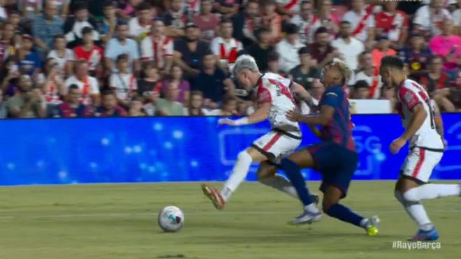 El penalti a Lamine Yamal en Vallecas (Foto: DAZN)