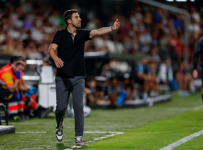 Gabi Fernández da instrucciones en el Castellón-Real Zaragoza (Foto: LALIGA).