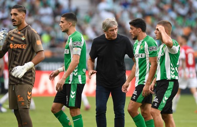 Manuel Pellegrini, charlando con Fornals (Foto: Kiko Hurtado).