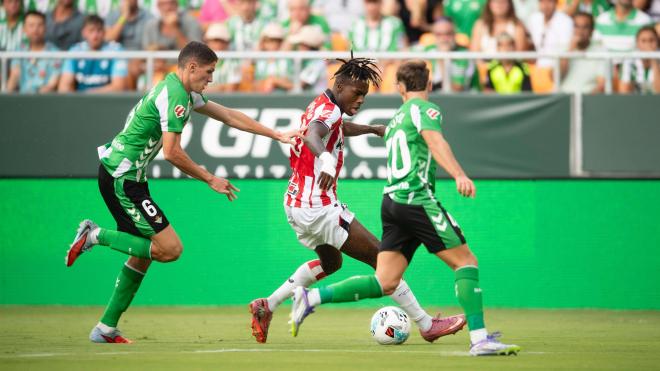 Nico Williams, en acción ante dos defensas del Betis en La Cartuja (Foto: Athletic Club).