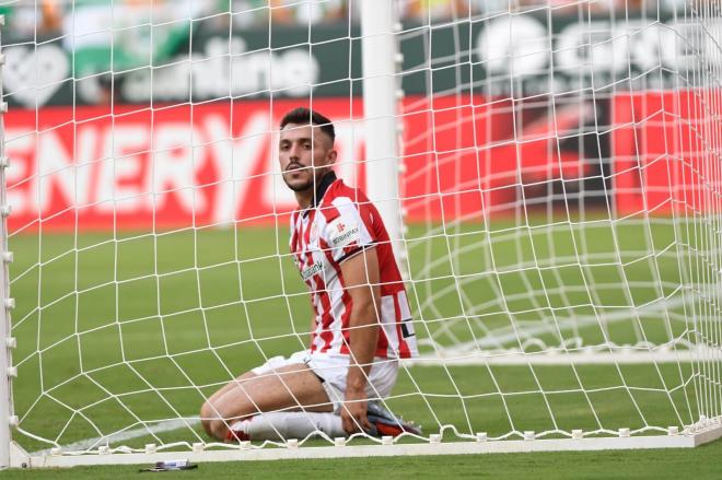 Aitor Paredes descansa bajo palos ante el Betis en La Cartuja (Foto: Kiko Hurtado).
