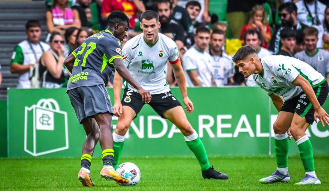Peio Canales defiende a Ugiagbe en el Racing-Ceuta (Foto: LALIGA).