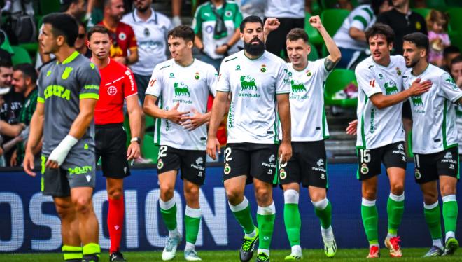 Los jugadores del Racing celebran un gol de Íñigo Vicente al Ceuta (Foto: LALIGA).