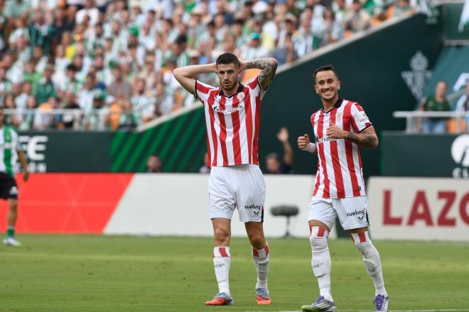 Oihan Sancet se lamenta ante el Betis en La Cartuja (Foto: Kiko Hurtado).