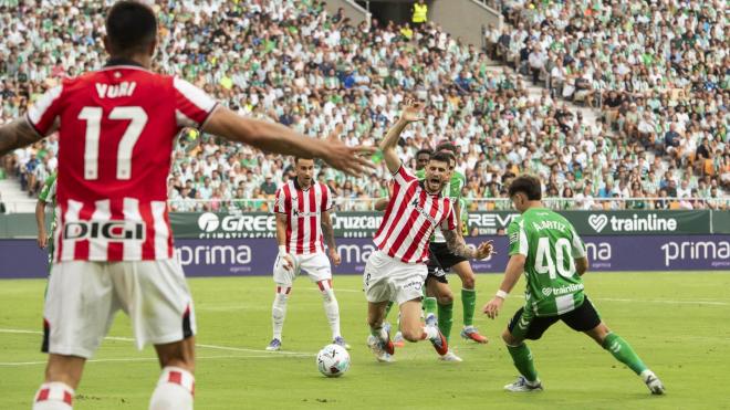 Oihan Sancet pide un penalti ante el Betis en La Cartuja (Foto: Athletic Club).