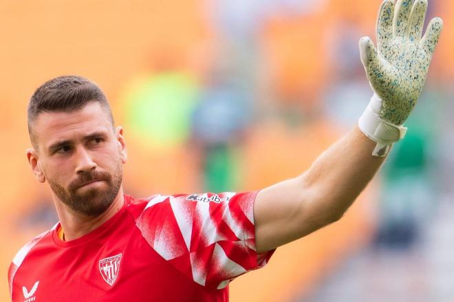 El portero Unai Simón saluda a la grada antes de jugar ante el Real Betis en La Cartuja (Foto: Athletic Club).