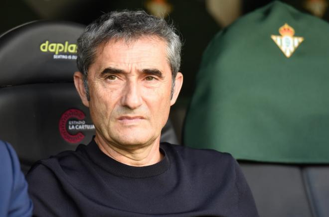 Ernesto Valverde en el banquillo ante el Betis en La Cartuja (Foto: Kiko Hurtado).