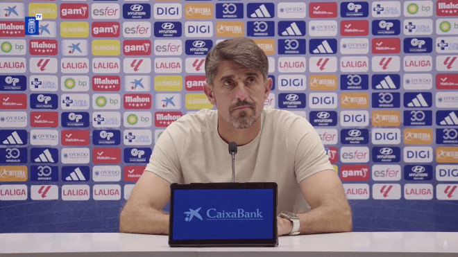 Veljko Paunovic, en sala de prensa con el Real Oviedo.