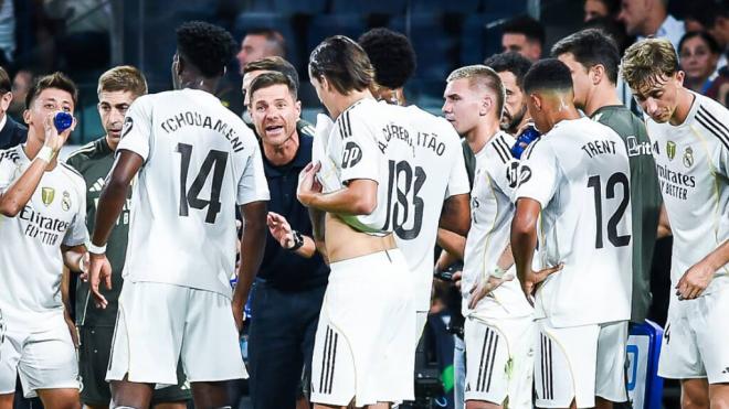Xabi Alonso dando instrucciones a los jugadores del Real Madrid (Fuente: Cordon Press)