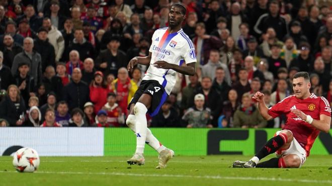 Paul Akouokou, con el Olympique de Lyon ante el Manchester United (Foto: Europa Press).