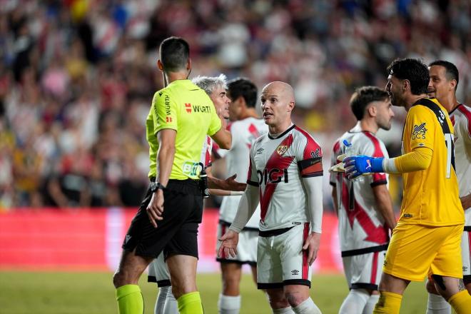 Isi Palazón charla con el árbitro durante el Rayo Vallecano - Barça (Europa Press)