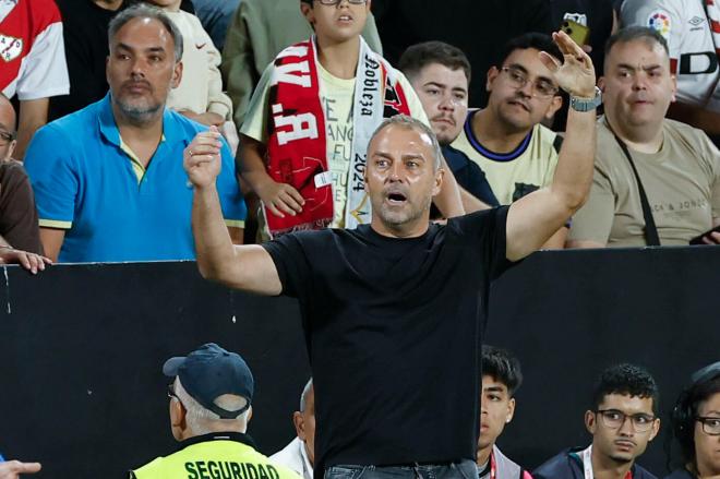 Hansi Flick en el Estadio de Vallecas (Foto: EFE)