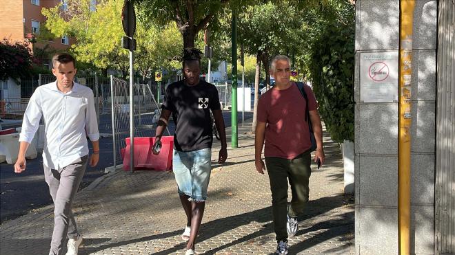 Batista Mendy, antes de pasar reconocimiento médico (Foto: Kiko Hurtado).