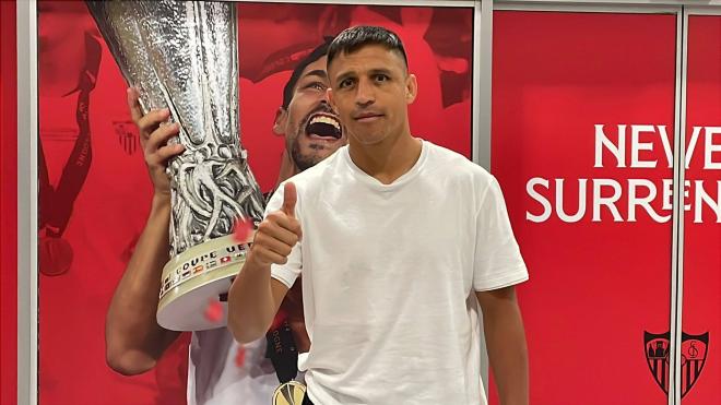 Alexis Sánchez, en su llegada a Sevilla (Foto: Kiko Hurtado).