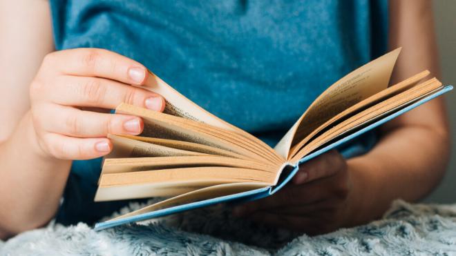 Mujer leyendo (Foto: Freepik)