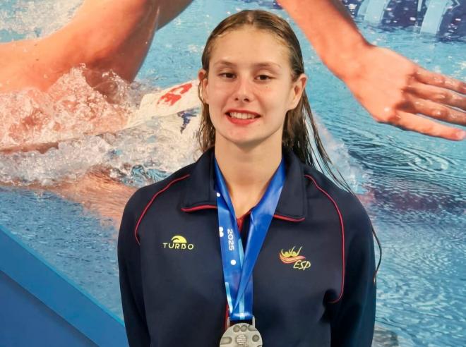 Polina Blagodarnaya posa con la medalla de plata conquistada en el Mundial.