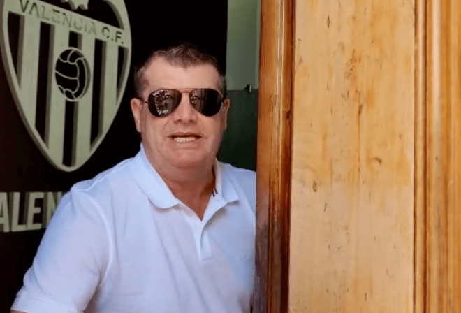 Ron Gourlay entra a las oficinas