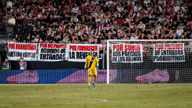 Protestas en el Estadio de Vallecas (Cordon Press)