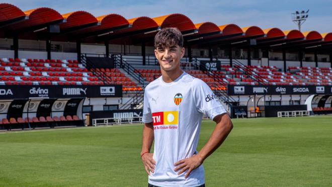 Víctor Fernández jugará en el Valencia CF (Foto: Valencia CF)