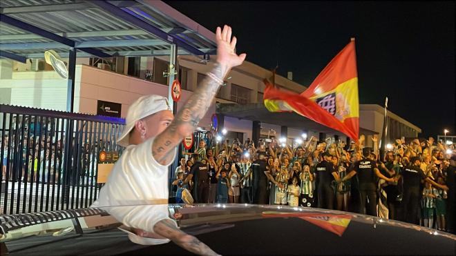 El recibimiento a Antony en el aeropuerto de Sevilla (Foto: Kiko Hurtado)