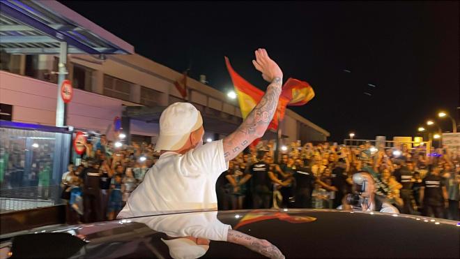 El recibimiento a Antony en el aeropuerto de Sevilla (Foto: Kiko Hurtado)