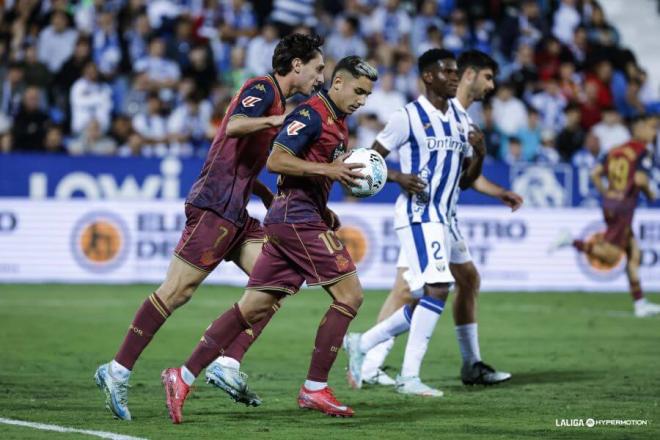 Samuele Mulattieri y Yeremay en Butarque. (Foto: LALIGA)